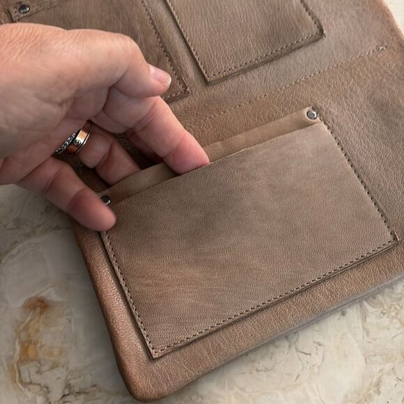 Soho Bags Made In Italy Leather Compact Crossbody Organizer Bag - Picture 7 of 16